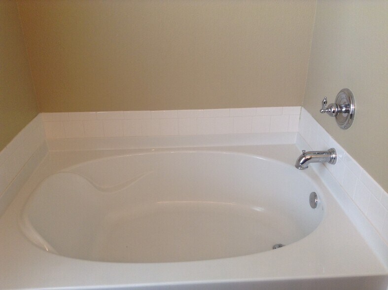 Building Photo - 14237 Luscombe Farm Rd