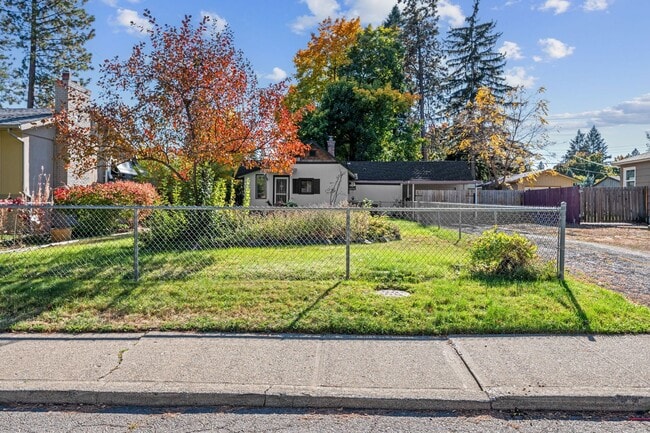 Building Photo - Meticulously UpdatedComstock Rancher!