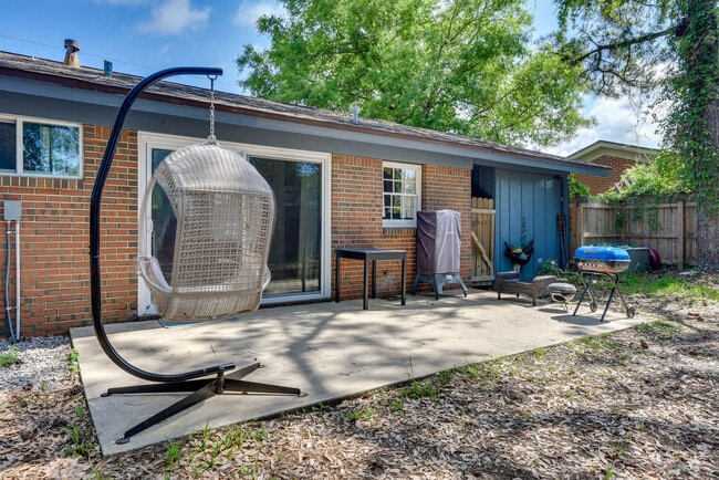 Building Photo - 310 Coral Dr SW