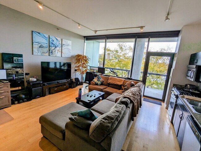 Building Photo - 860 W Blackhawk St