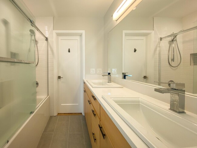 Building Photo - Stunning Mid-Century Home with Spectacular Southerly Views in Sought-After Terwilliger Heights!