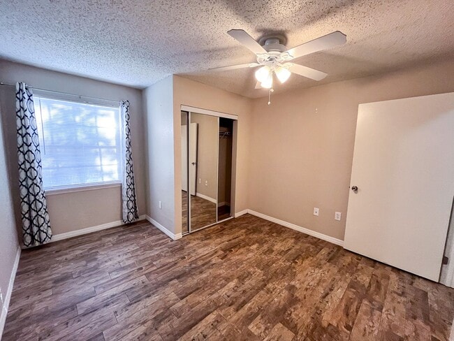 Building Photo - Windsor Park #1118 - On several bus routes to UF