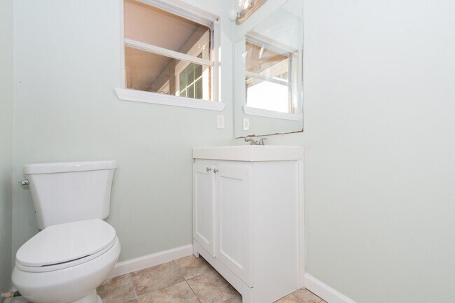 Building Photo - 3707 Meadowlake Rd