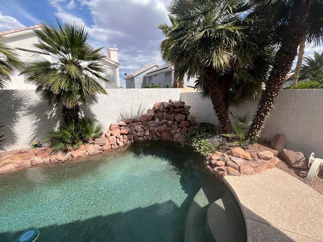 Building Photo - Single story home with pool