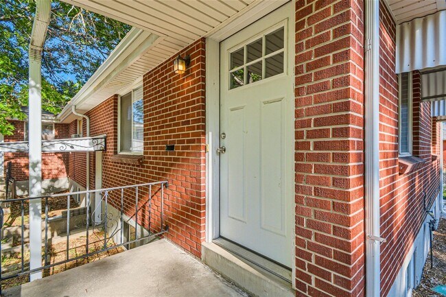 Building Photo - Spacious 4BR with bonus space and a 2 car garage in the heart of Sunnyside!
