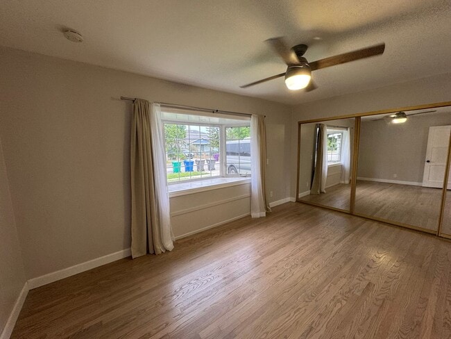 Building Photo - Beautiful 3 bedroom 2 bath Pool Home...  this one is a SHOW STOPPER