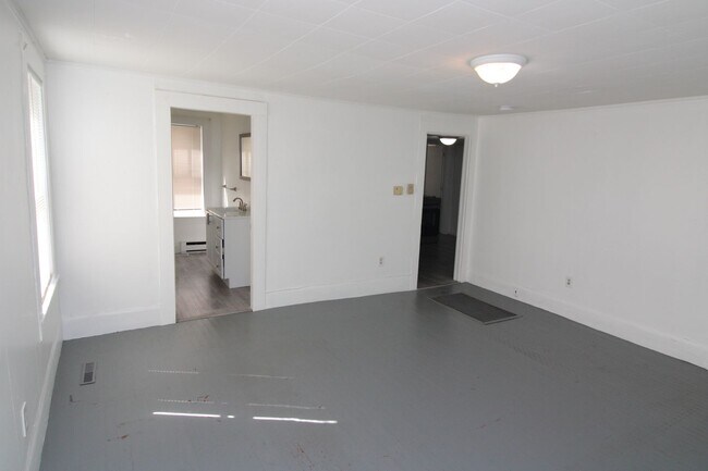 Building Photo - 546 Main St