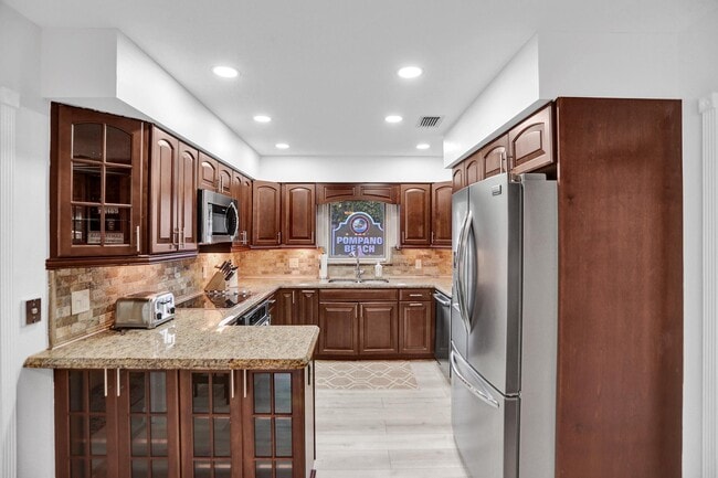 Building Photo - 470 SE 4th Ct