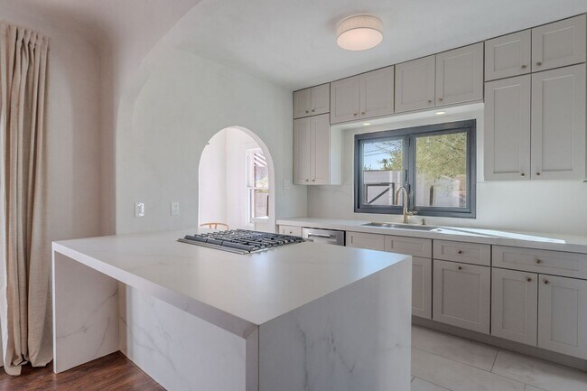Building Photo - Rare 2 Bed 2 Bath Remolded Home in FQ Hist...