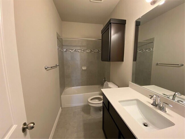 Building Photo - 428 S Brook Dr