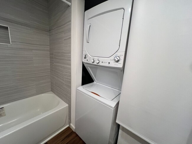 Building Photo - Renovated Top-Floor Condo in Prime Kirklan...