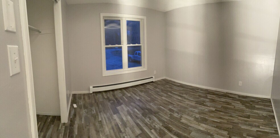 Master Bedroom - 6 Mountain Rd