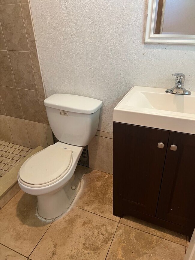 Building Photo - 3 BEDROOM, 2 BATH HOME IN THE HEART FORT P...
