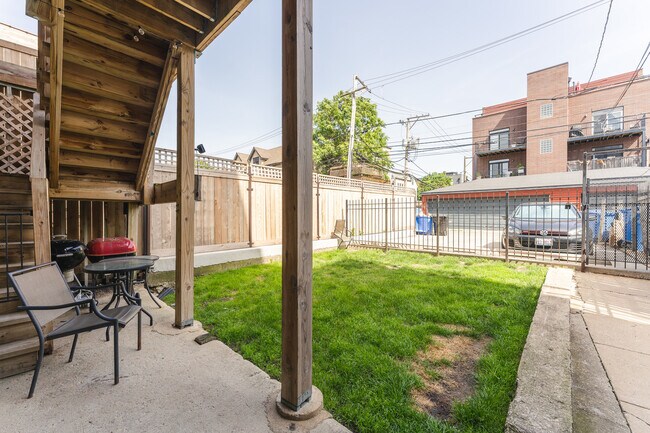 Building Photo - 2146 W Chicago Ave