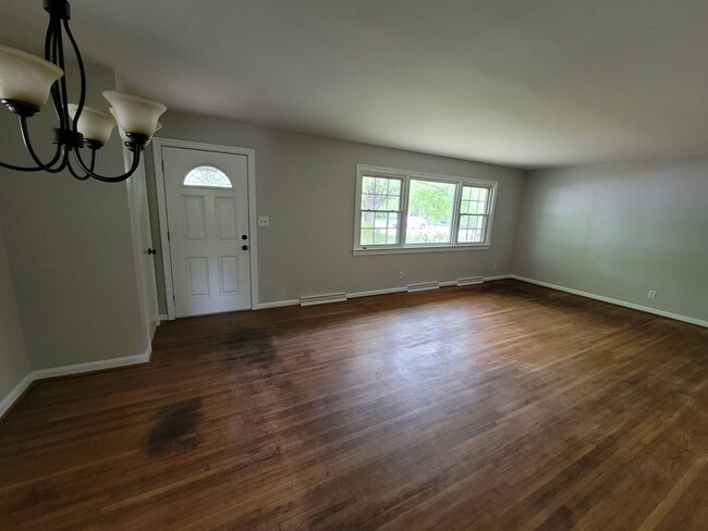 Building Photo - Adorable 3 BR Ranch.  Hardwoods throughout!