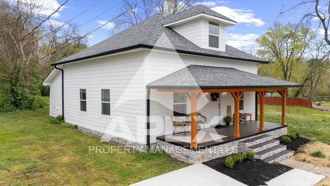 Building Photo - Stunning 4 Bd -3 Ba Single Family Home in ...