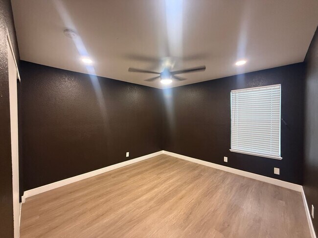 Building Photo - Recently remodeled 2-bed, 2-bath unit for rent in North Las Vegas!