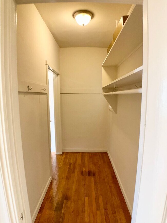 Building Photo - 1BR/1BA. Bay Windows, Laundry On-Site. GAR...