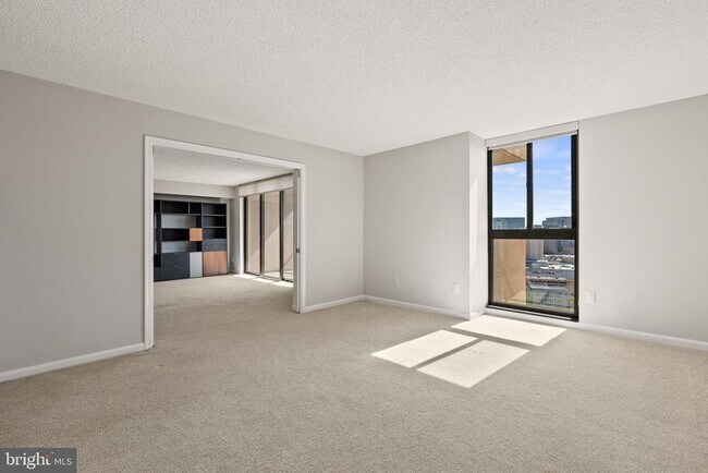 Building Photo - 1101 S Arlington Ridge Rd