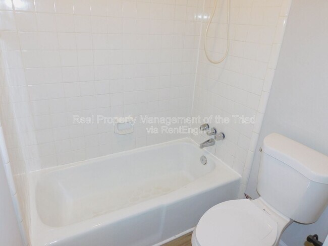 Building Photo - 4921 Chaucer Dr