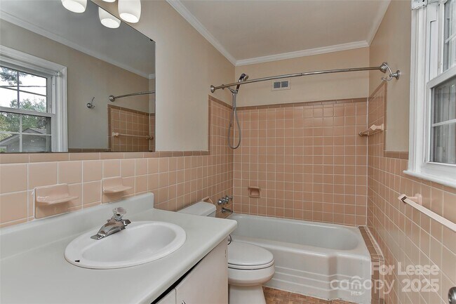 Building Photo - 420 Seneca Pl