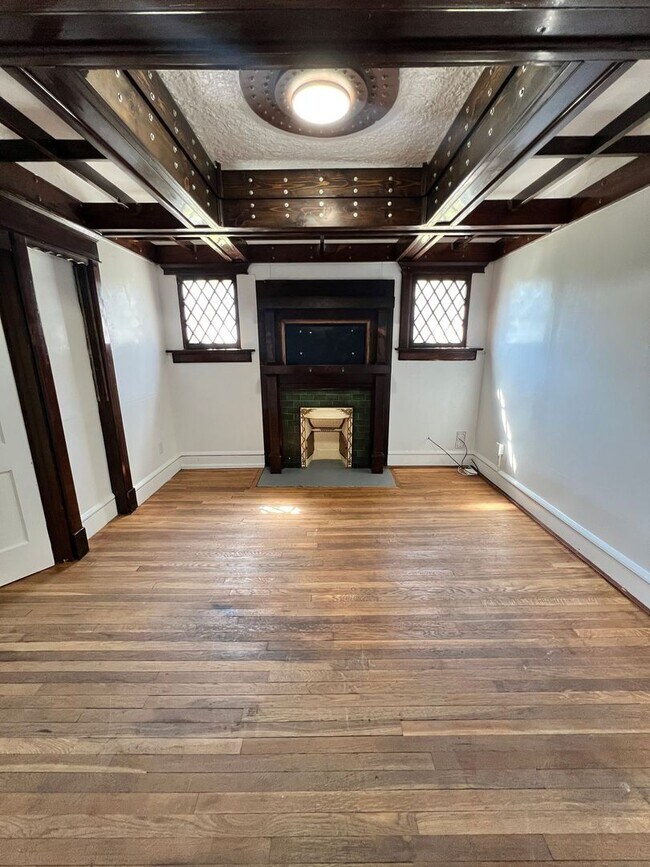 Building Photo - Stylish 2-Bedroom Unit Featuring Decorative Fireplace