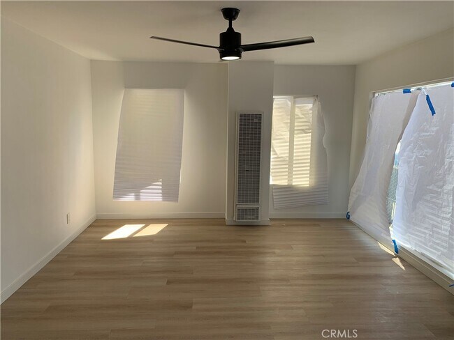 Building Photo - 1209 W 40th Pl
