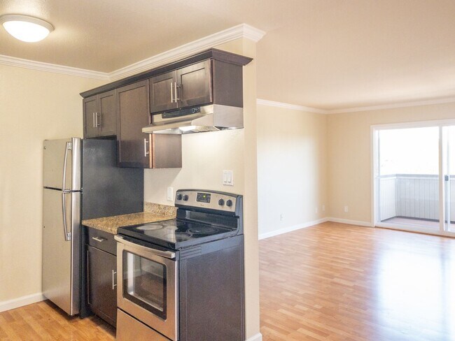 Building Photo - 2BD 1BA Recently Renovated Unit! Parking! ...