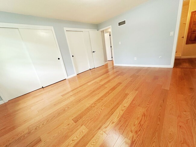 Building Photo - 10 Friar Tuck Ln