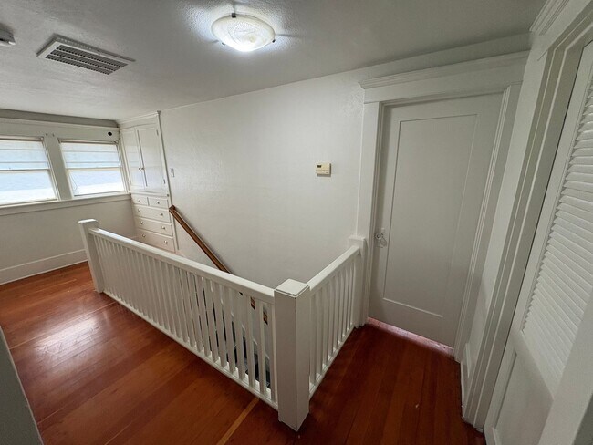 Building Photo - Classic vintage home walking distance to downtown Visalia!