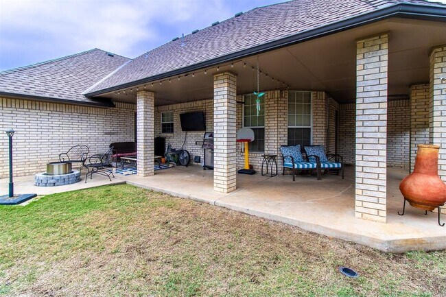 Building Photo - 2812 SW 109th St