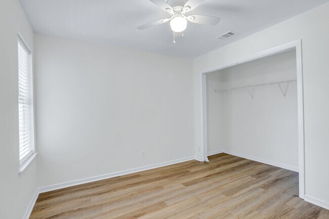 Building Photo - 3 Bedroom 2 Bathrooms in Sterling Creek - Richmond Hill