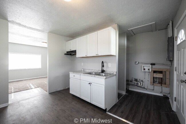 Building Photo - Charming 2-Bedroom Home with 725 Sq Ft in Indianapolis, IN - Must See!