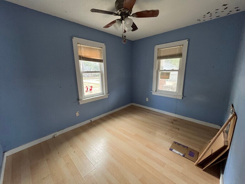 Building Photo - 2044 E Lincoln Ave