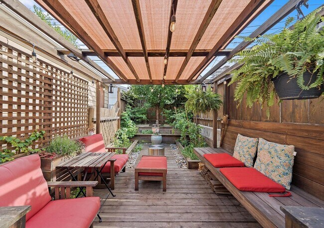 Building Photo - 1025 W 31st Pl
