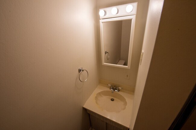Building Photo - Lovely 3 Bed / 2 Bath in Private Setting--AVAILABLE NOW!!!