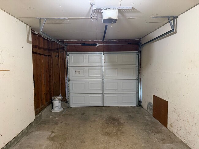 Building Photo - Updated single level 2 bed/1 bath duplex in Thurston!