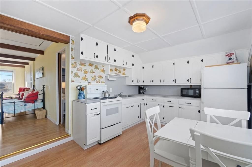 Building Photo - 15 Cedar Ave