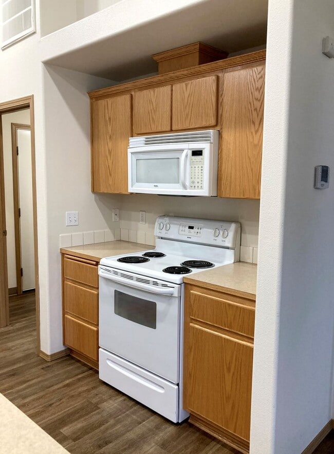 Building Photo - Ranch-Style Home With Gas Fireplace and Washer/Dryer Included! 1 Small Dog Welcome!