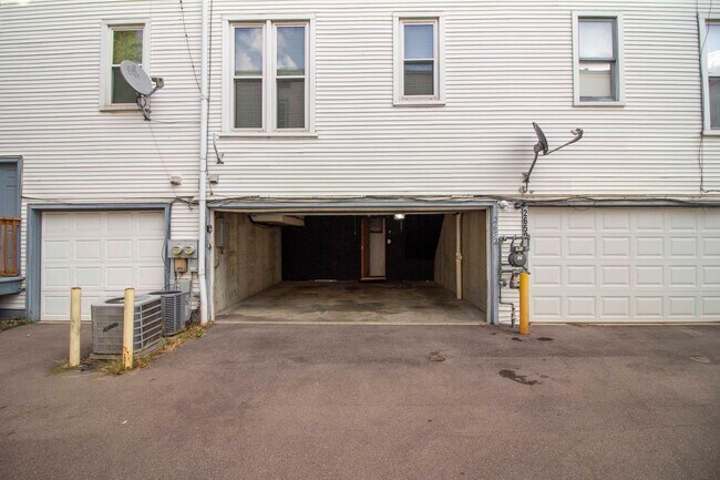 Building Photo - Large Townhome w/ garage in sought after Gate District!
