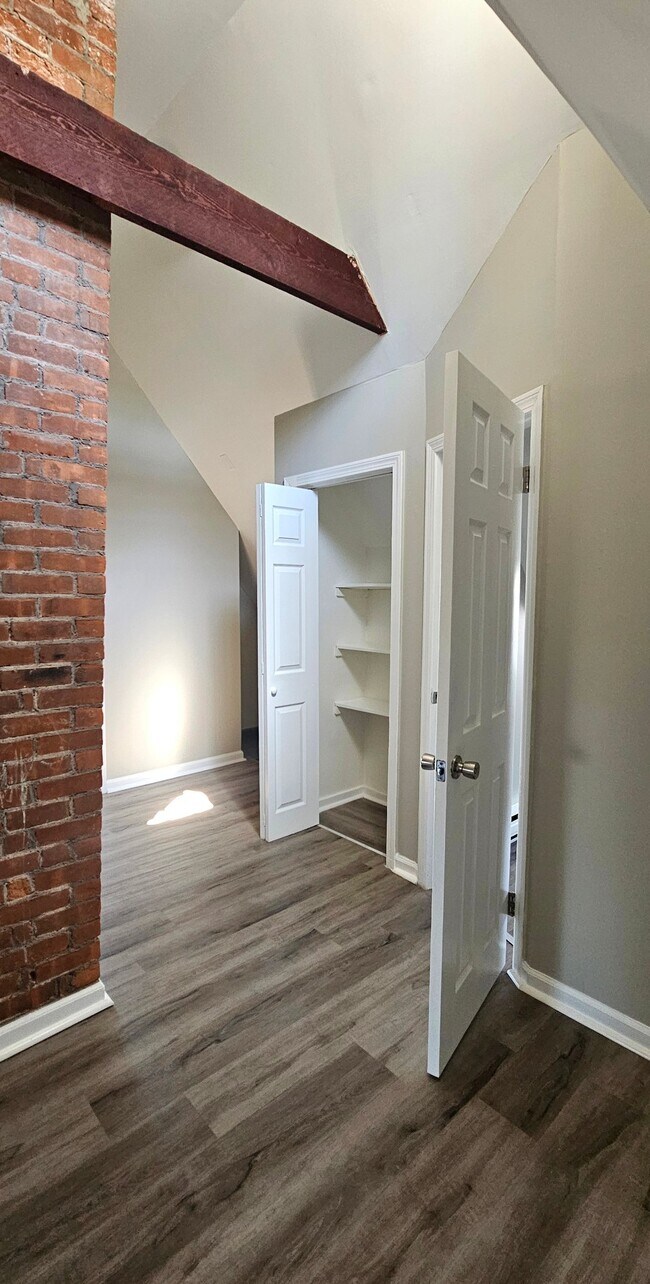 Building Photo - 515 Quinnipiac Ave