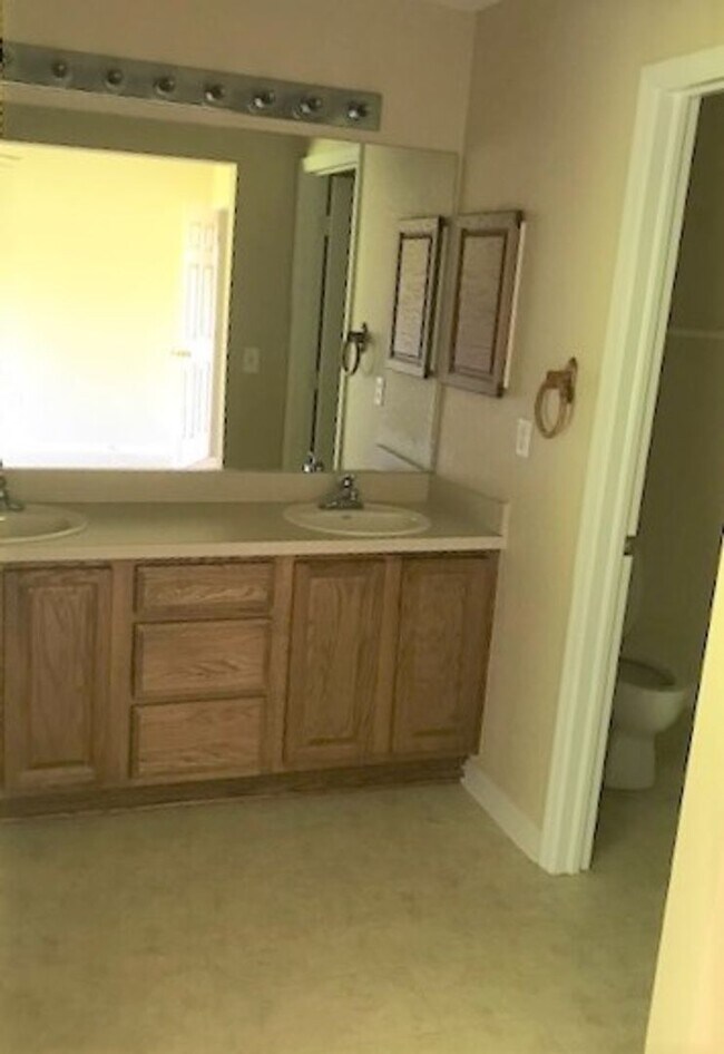 Building Photo - 3-2-2 With Great Room