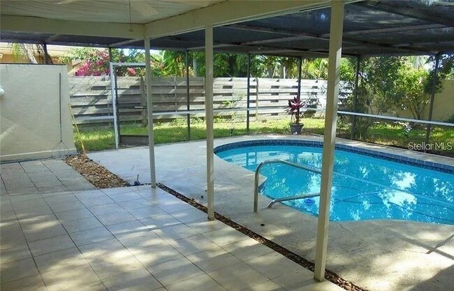 Building Photo - Spacious 4-Bed Pool Home in Gulf Gate East - Available Now!