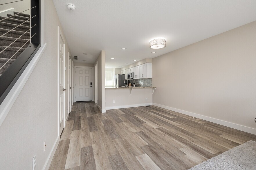 Building Photo - 1927 S Teal Ln