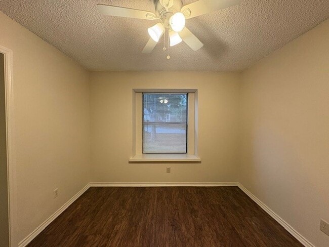 Building Photo - Charming 3 Bedroom Home!!