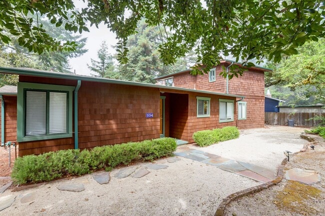 Primary Photo - 3 Bed / 2 Bath Woodside home on large lot ...