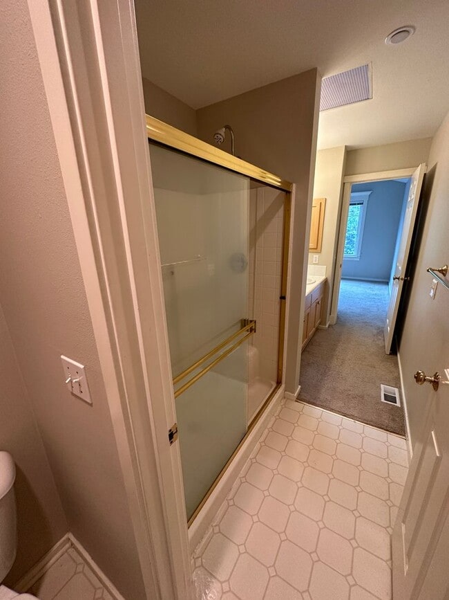 Building Photo - 2Bd/2.5Ba Issaquah Townhouse