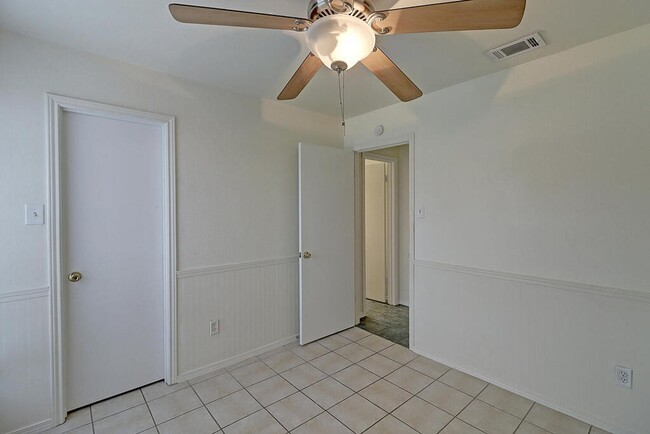 Building Photo - 7933 Elk Dr
