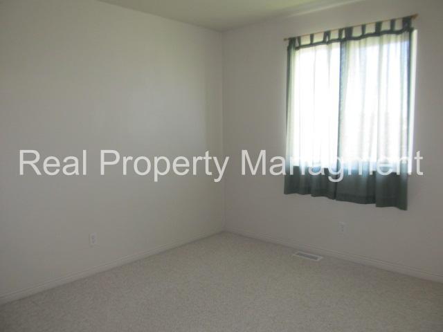 Building Photo - 3 Bedroom Townhome in Smithfield.  Available for August move in!