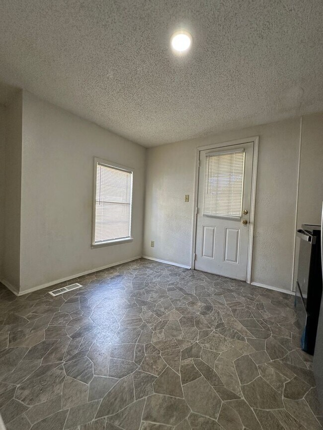 Building Photo - $1500 Move-In-Special
